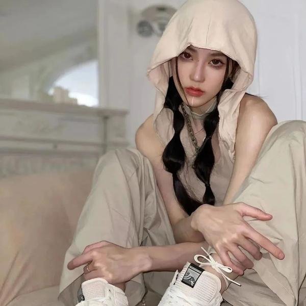 戴金色面具的男子